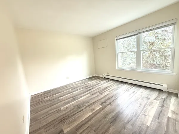 $1,350 | 575 Berry Avenue, Unit 2B, Grayslake, IL 60030