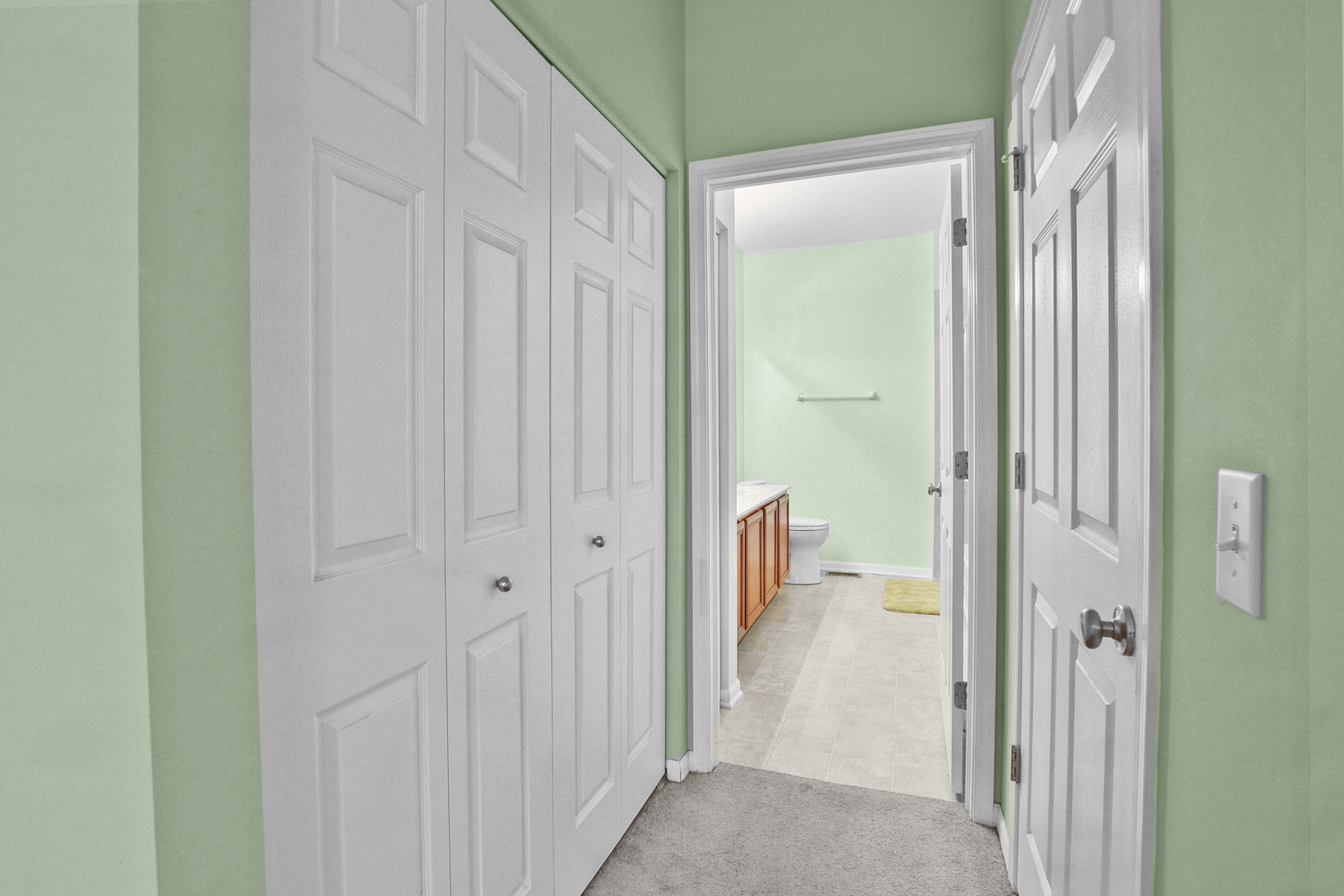 8815 Concord Lane, Unit G Justice, IL 60458 - Photo 18 of 27 a view of a bathroom from a hallway