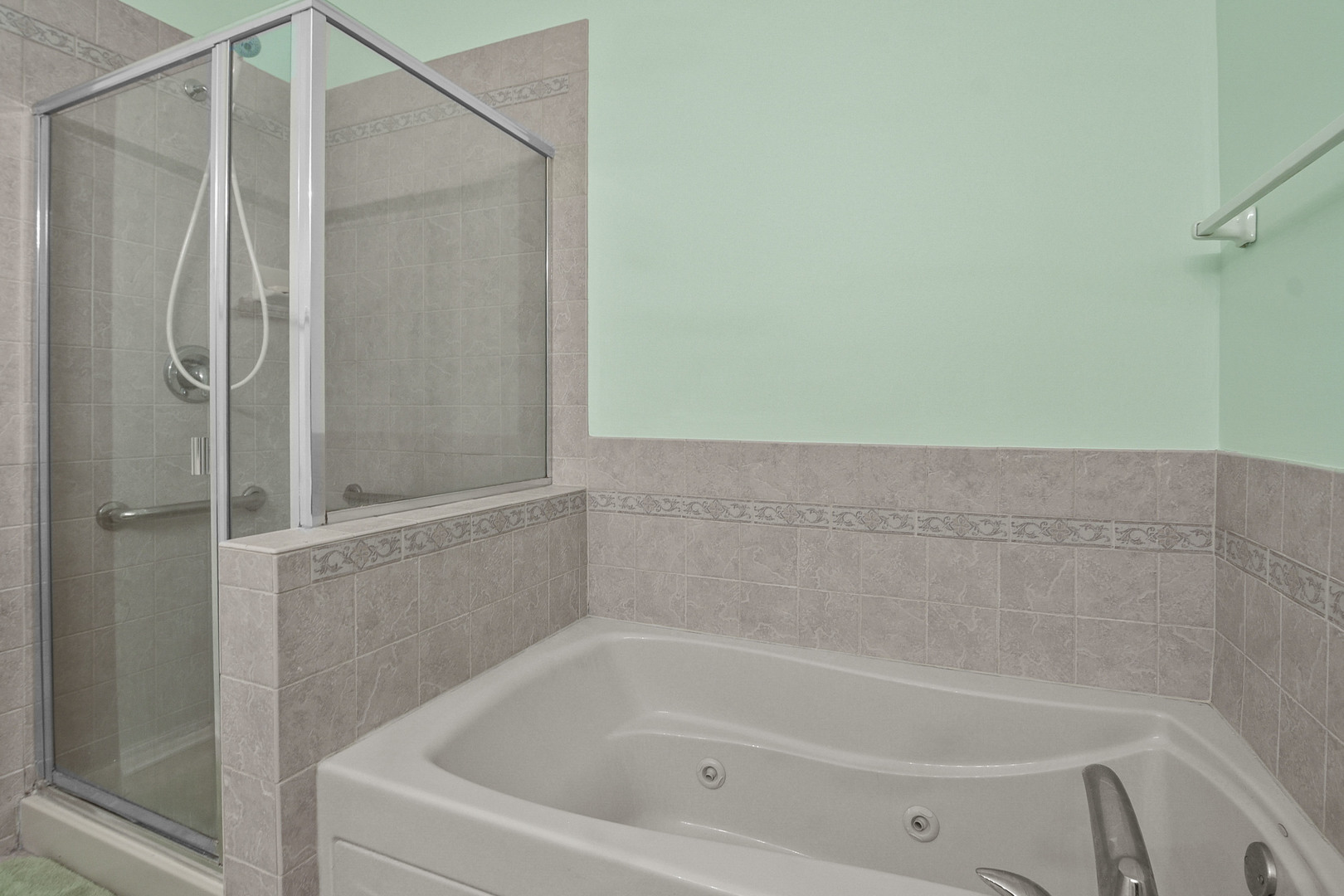 8815 Concord Lane, Unit G Justice, IL 60458 - Photo 20 of 27 a bathroom with a bathtub