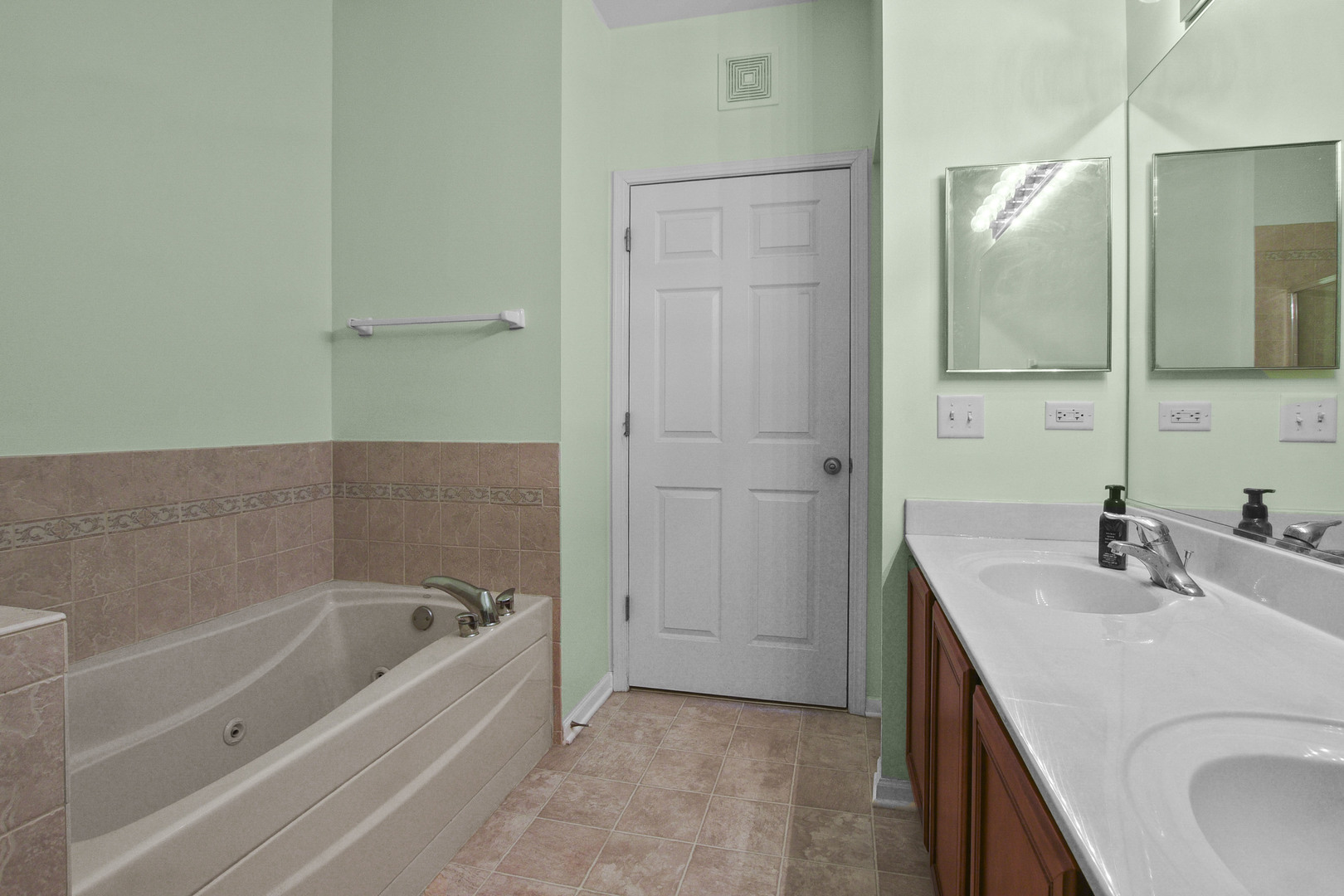 8815 Concord Lane, Unit G Justice, IL 60458 - Photo 21 of 27 a bathroom with a bathtub sink and mirror