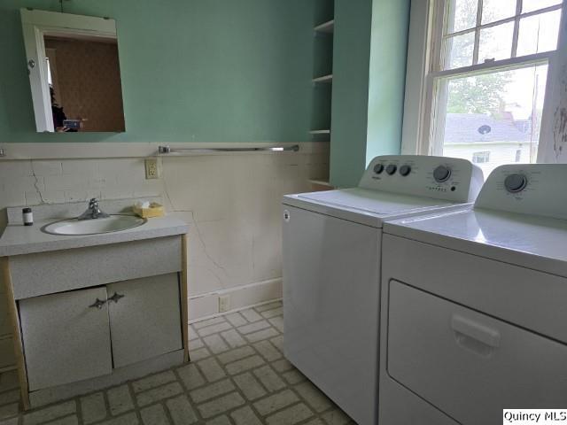 242 Main Street Carthage, IL 62321 - Photo 13 of 28 a bathroom with a sink and a mirror