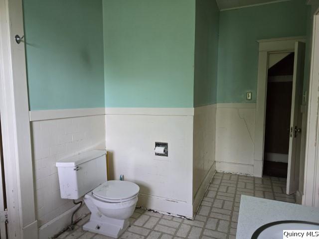 242 Main Street Carthage, IL 62321 - Photo 14 of 28 a bathroom with a toilet and a shower