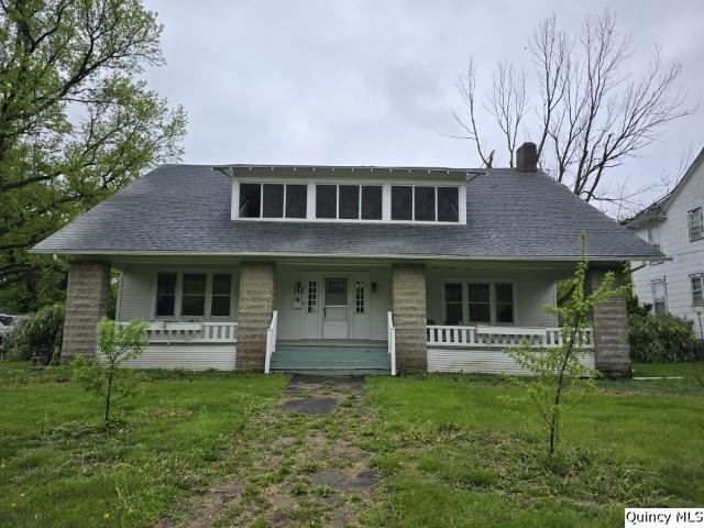 242 Main Street Carthage, IL 62321 - Photo 25 of 28 a house view with a garden space