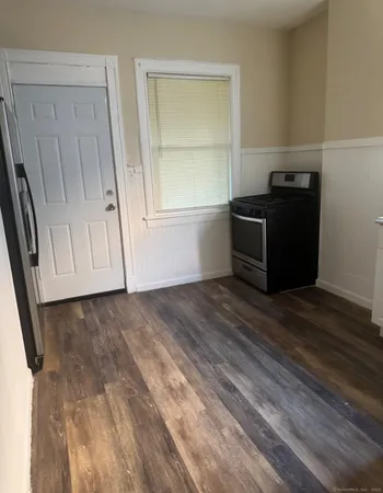 $2,000 | 293 Dover Street, Unit 2L, Bridgeport, CT 06610