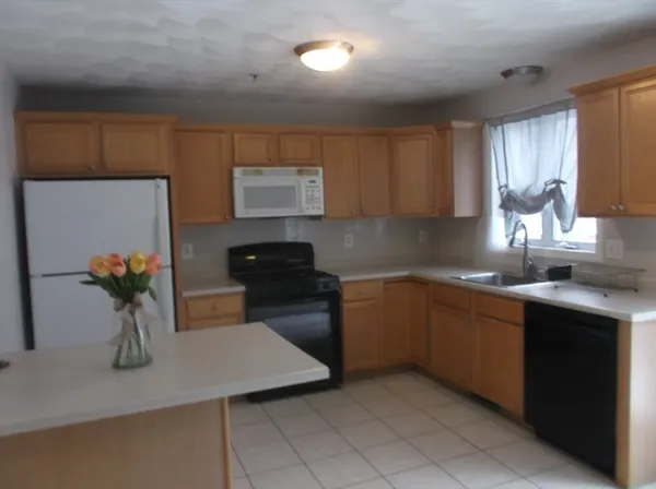 $2,750 | 933 Varnum Avenue, Unit 3, Lowell, MA 01854