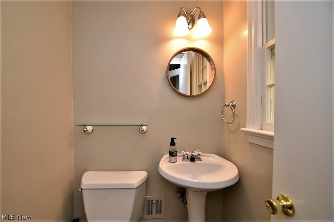 2336 Saybrook Road Cleveland, OH 44118 - Photo 12 of 32