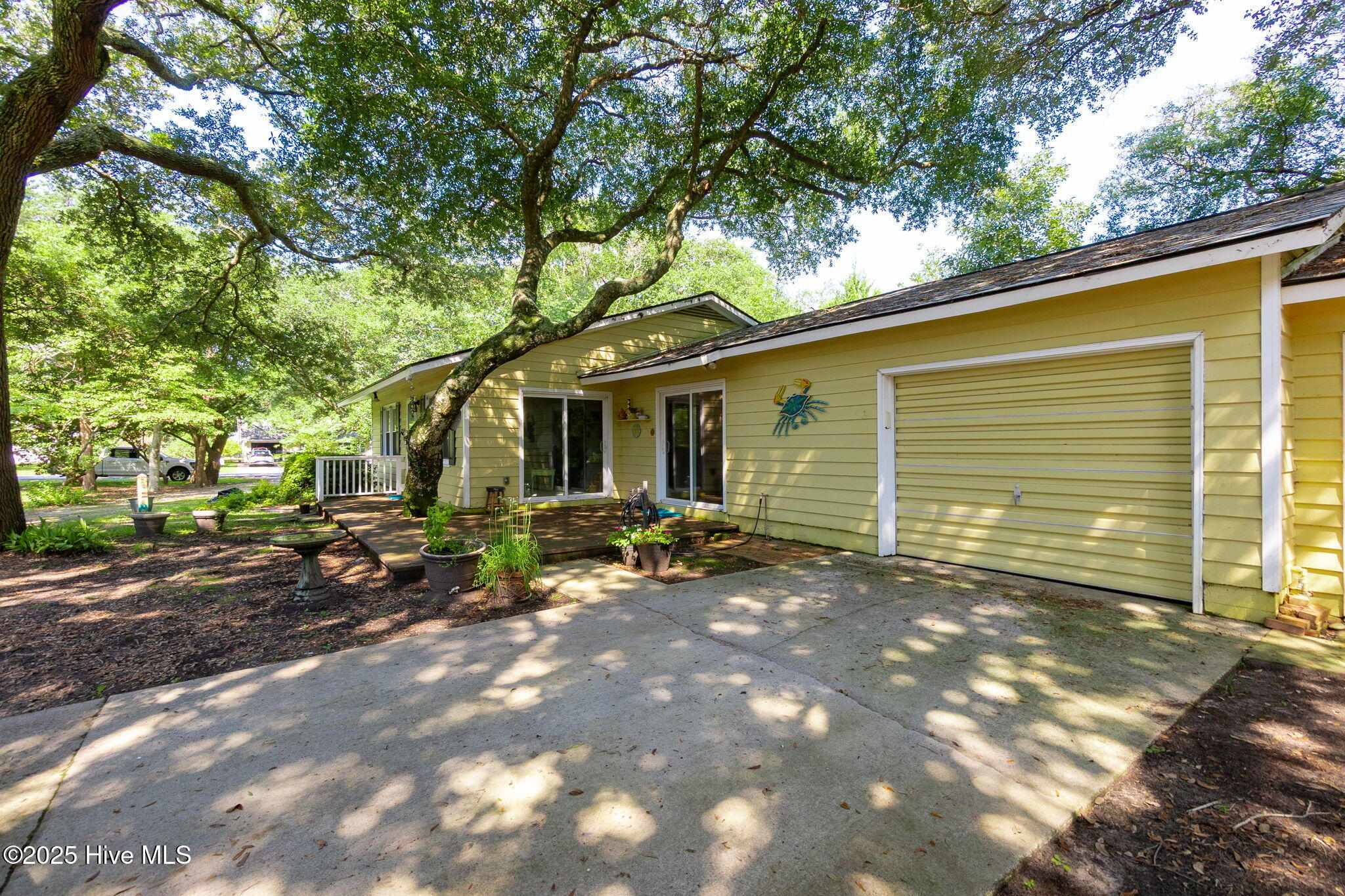 110 Holly Road Pine Knoll Shores, NC 28512 - Photo 4 of 30 3-web-or-mls-cchadwick-visuals-110-holly