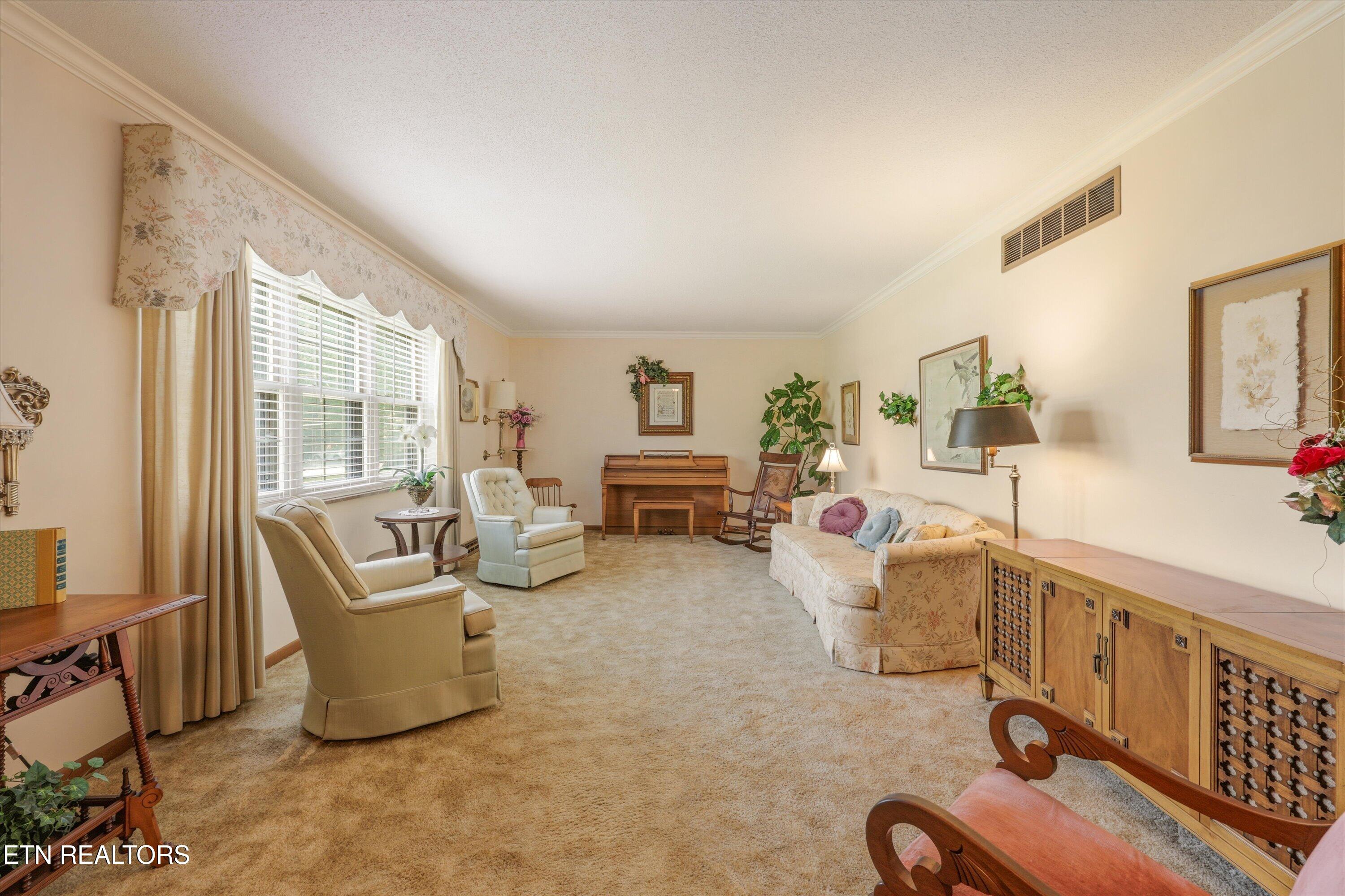 827 West Cunningham Street Alcoa, TN 37701 - Photo 6 of 43 06-827 W Cunningham St09