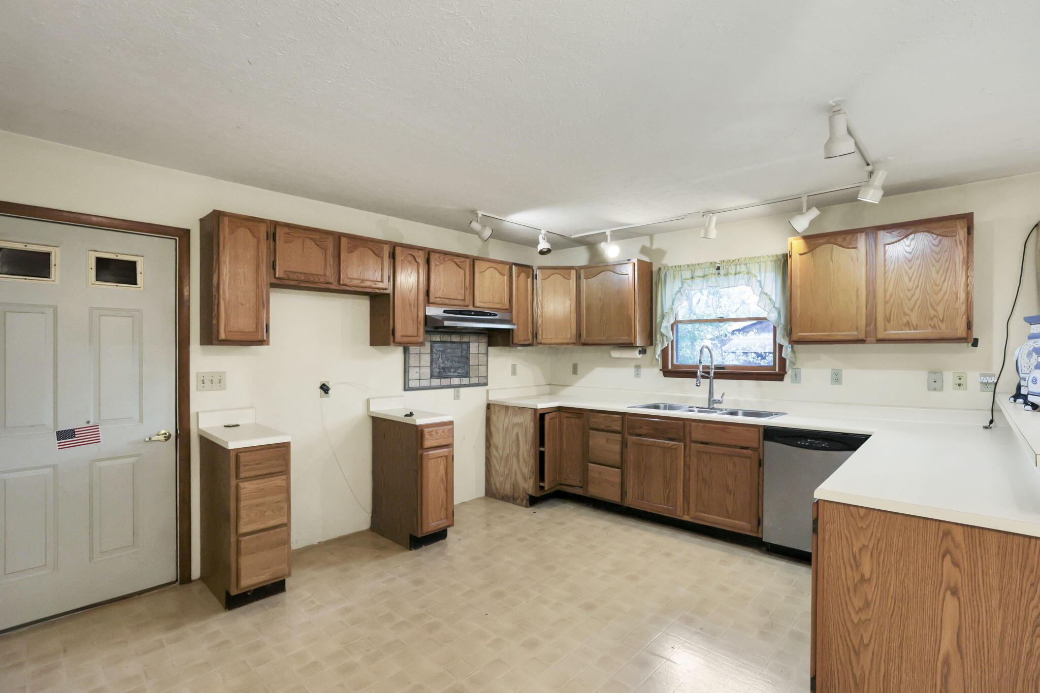 6004 Radekin Road Columbus, OH 43232 - Photo 11 of 33 Kitchen