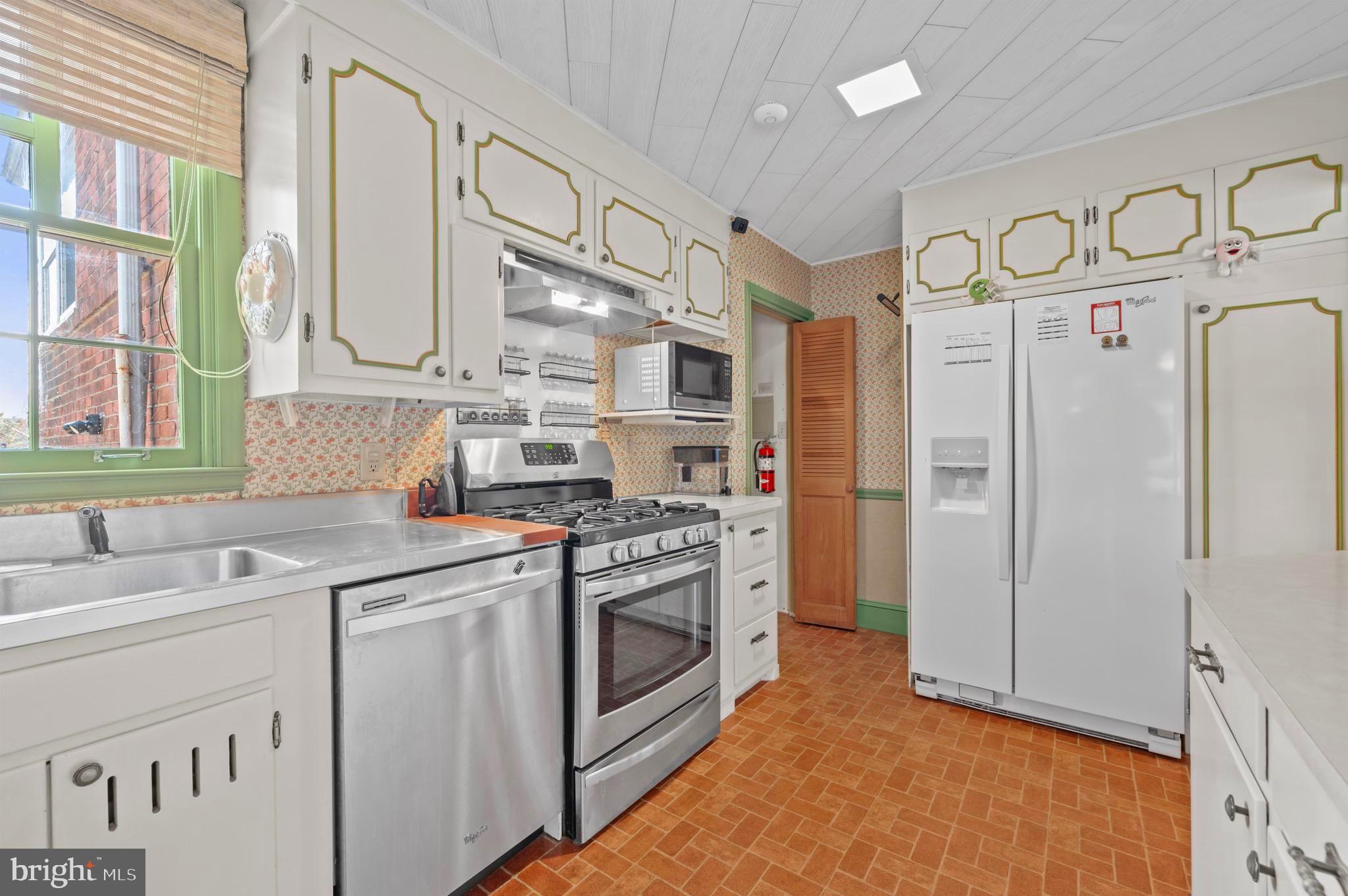 1500 Farr Road Reading, PA 19607 - Photo 19 of 35 Kitchen with classic stainless countertop