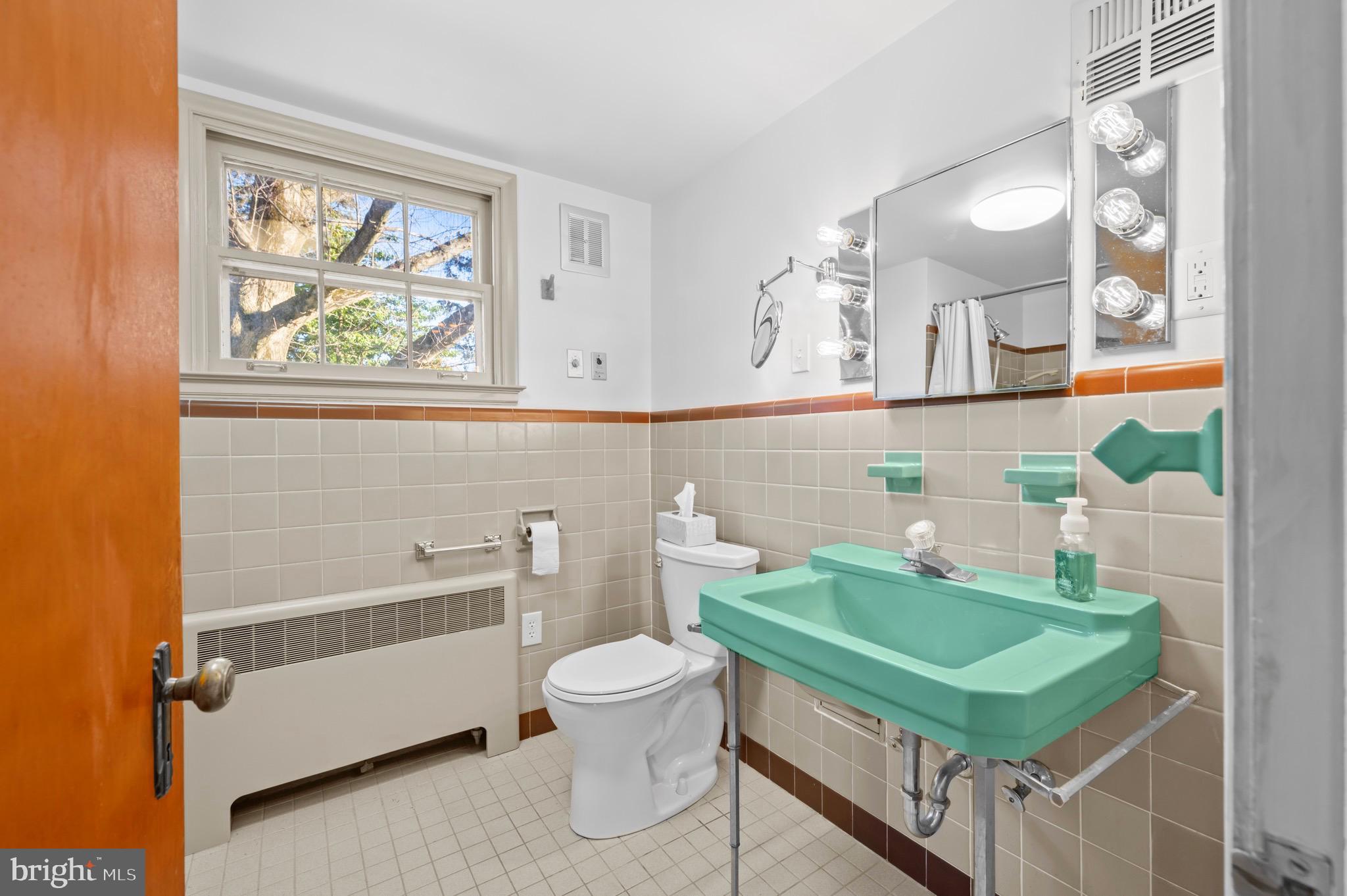 1500 Farr Road Reading, PA 19607 - Photo 31 of 35 Upper level full bathroom