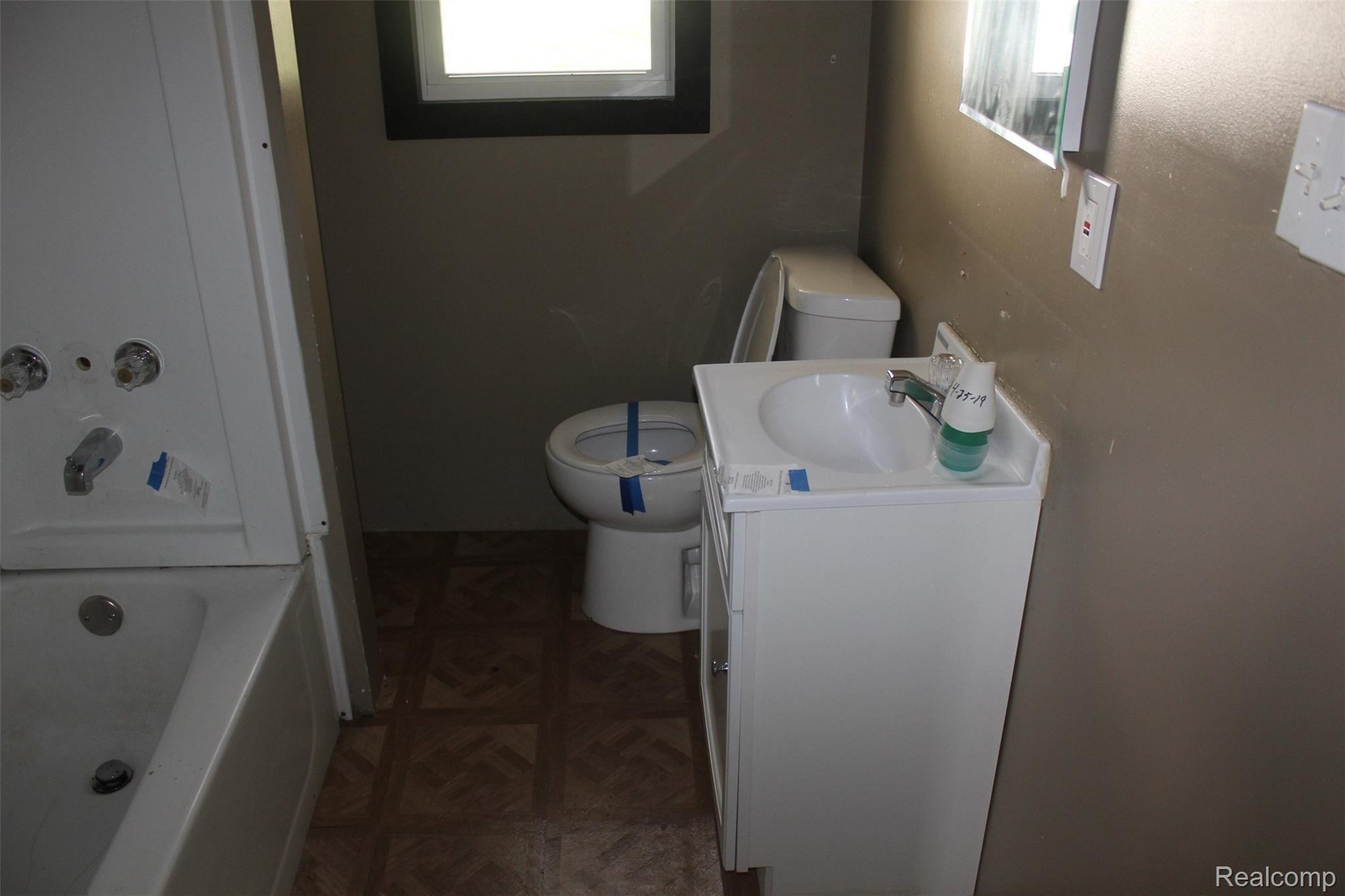 2102 North Center Road Burton, MI 48509 - Photo 10 of 18 IMG_9907.JPG