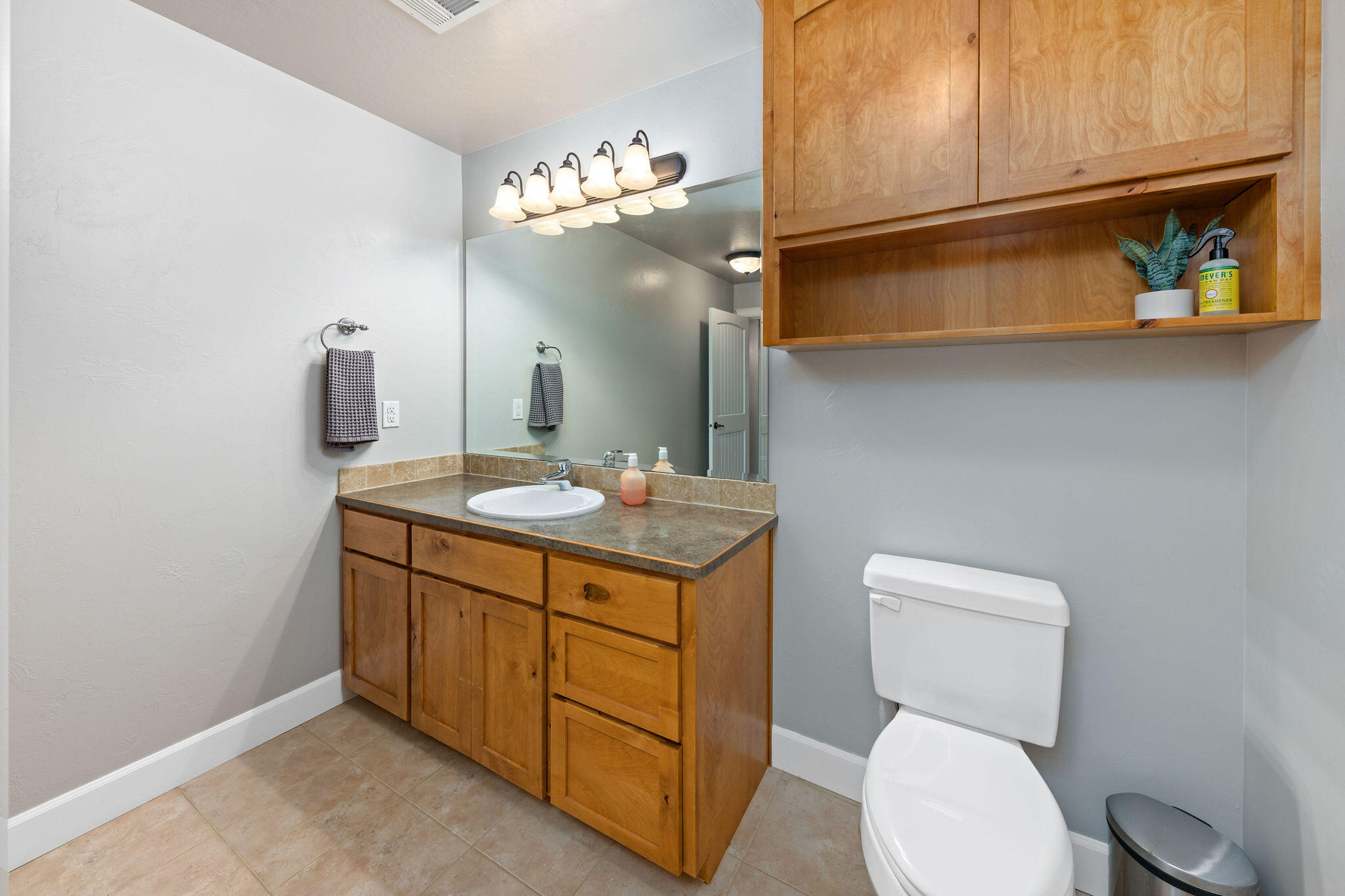 7 Falling Leaf Lane Eagle Point, OR 97524 - Photo 24 of 37 Main Bathroom