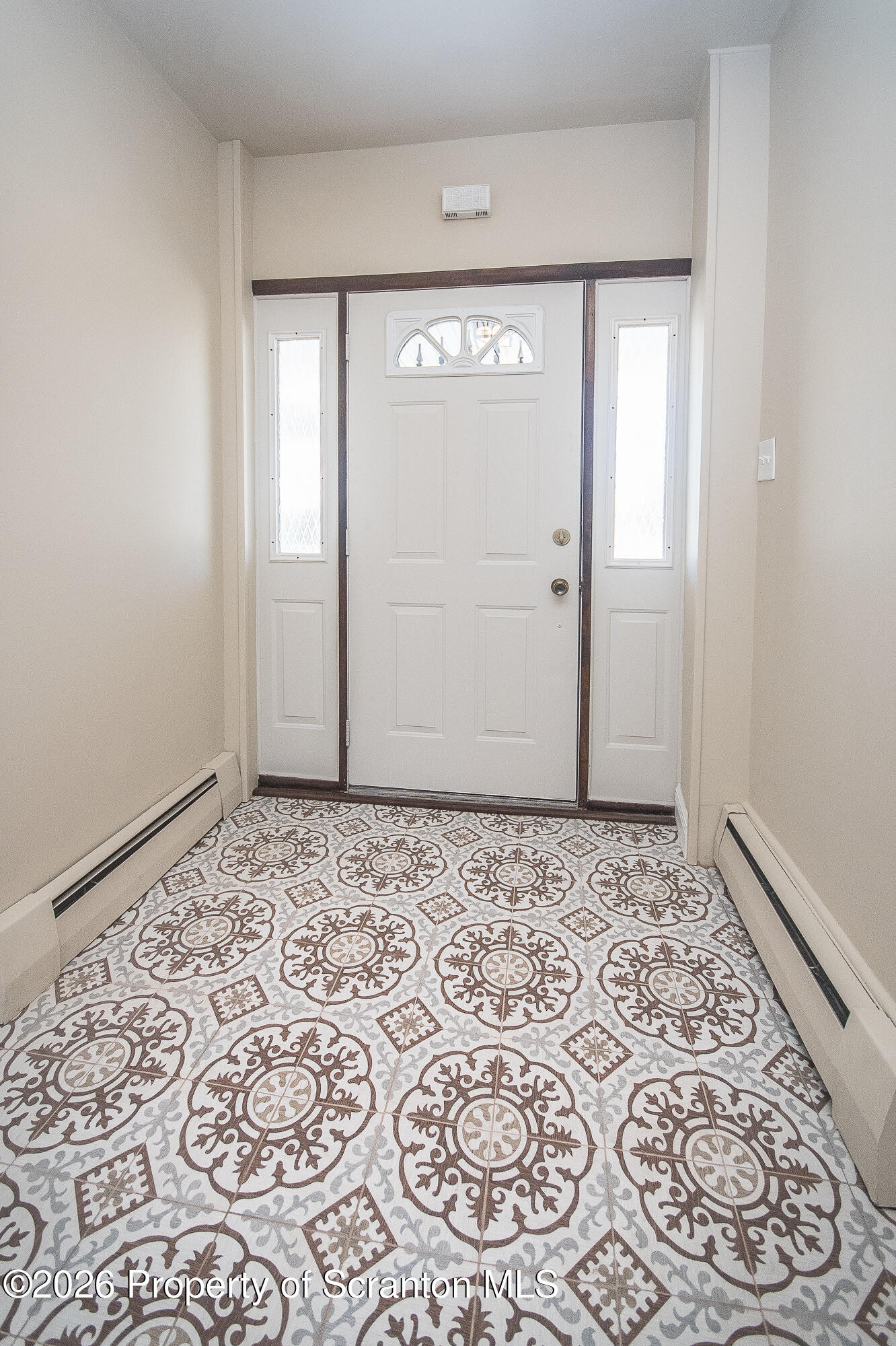 318 Main Street Moosic, PA 18507 - Photo 4 of 45 Foyer