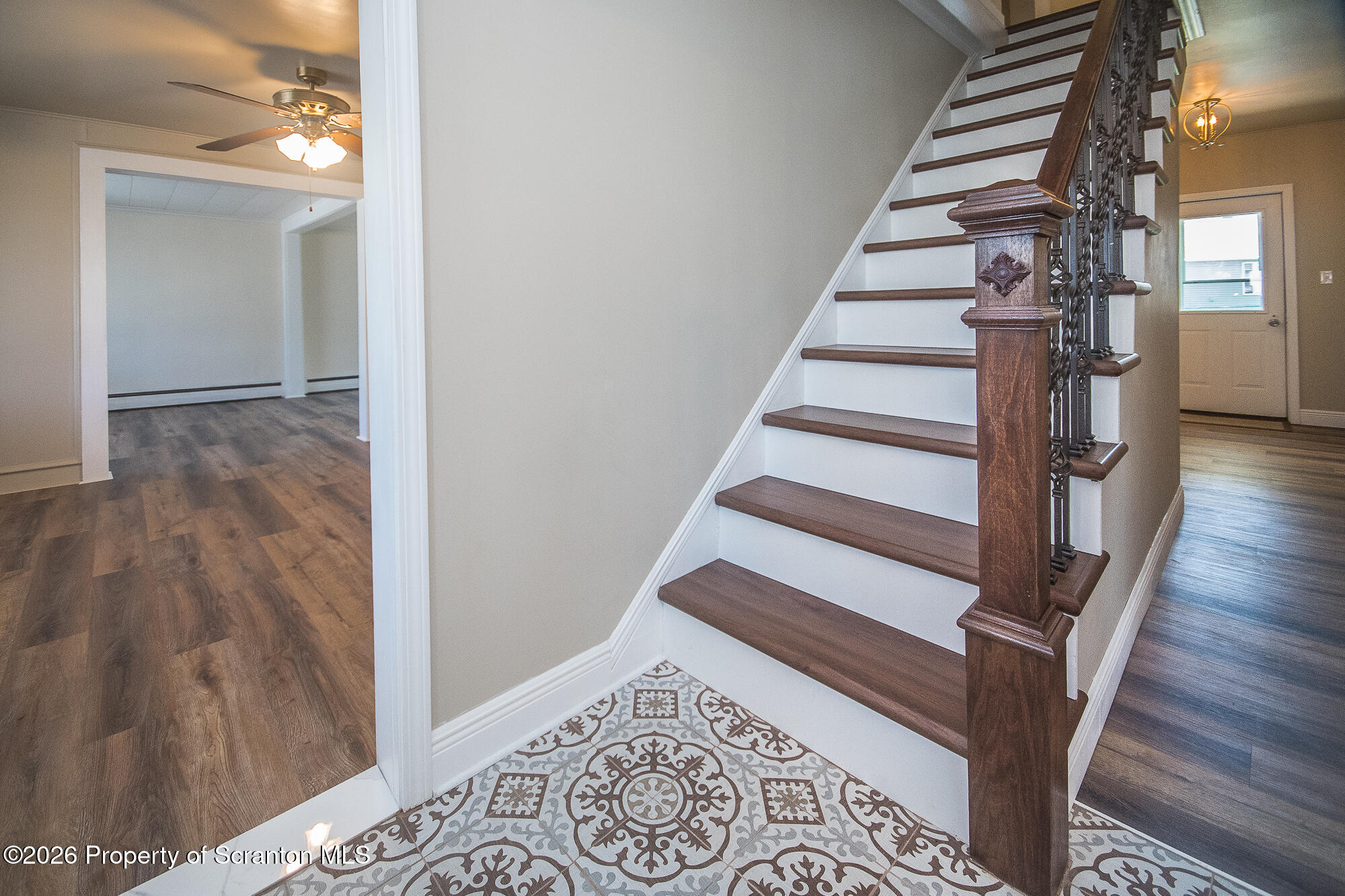 318 Main Street Moosic, PA 18507 - Photo 5 of 45 Foyer