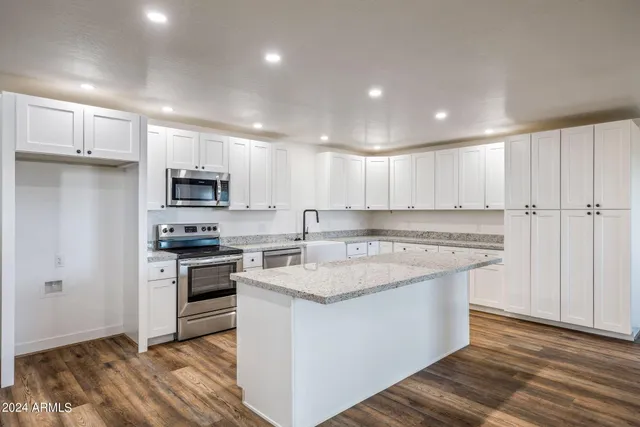 a view of entryway and kitchen