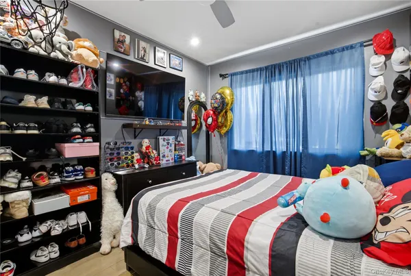 a bed room with a bed and a closet