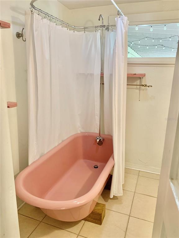 9150 Southwest 151st Lane Archer, FL 32618 - Photo 27 of 81 a bath tub sitting next to a blue shower curtain