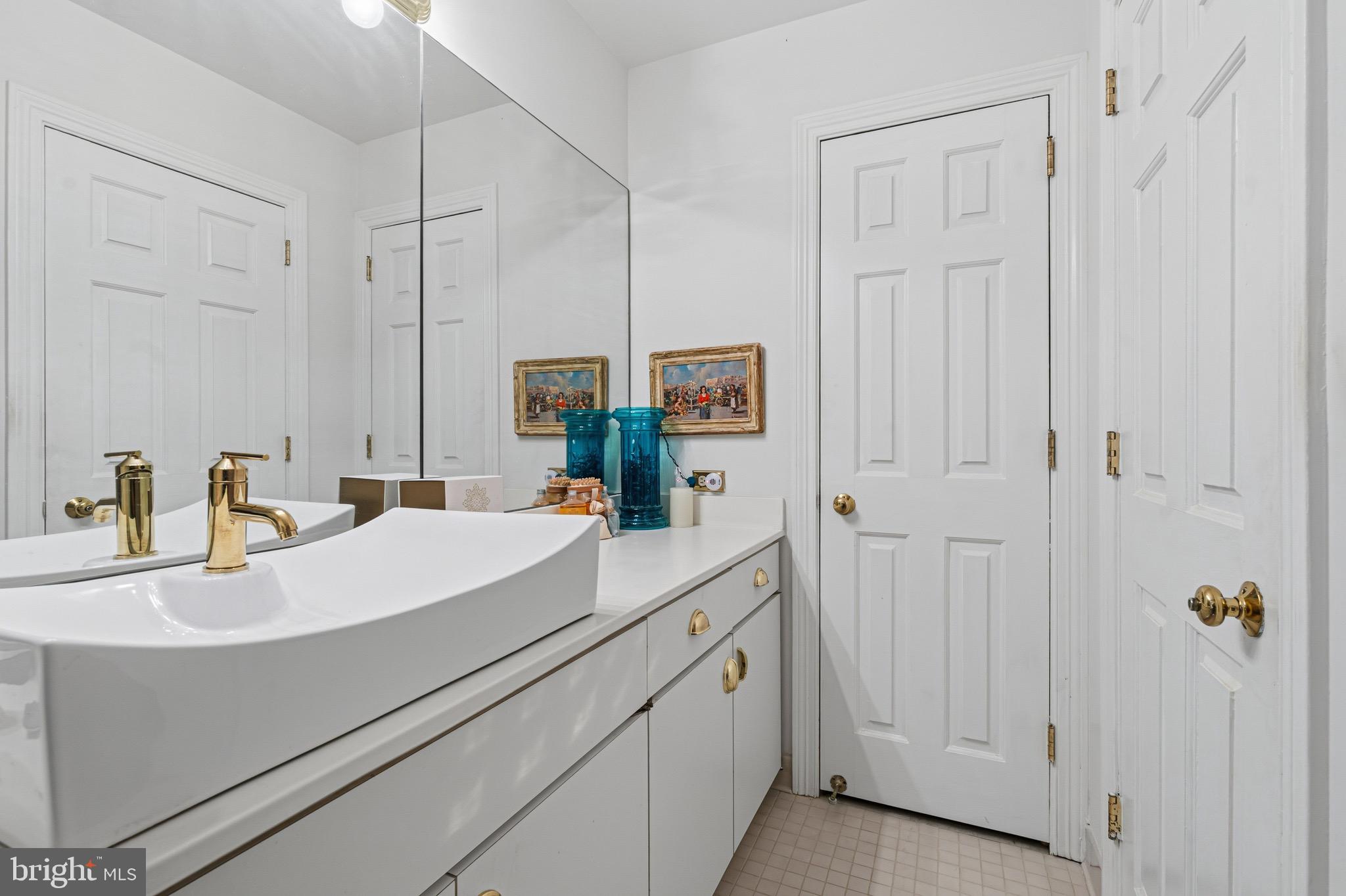 10 East Lee Street, Unit 2008 Baltimore, MD 21202 - Photo 18 of 23 a bathroom with a sink and a mirror