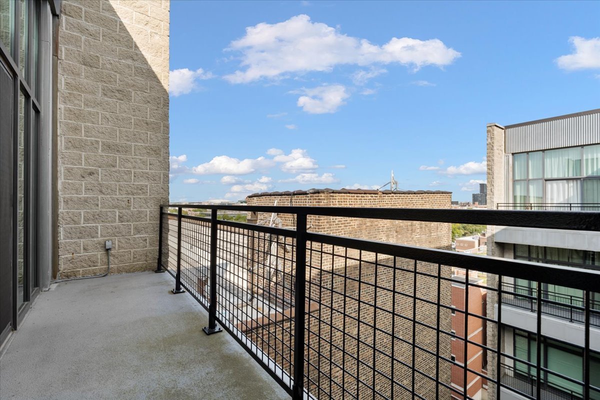 1224 West Van Buren Street, Unit 809 Chicago, IL 60607 - Photo 14 of 25 a view of city from balcony