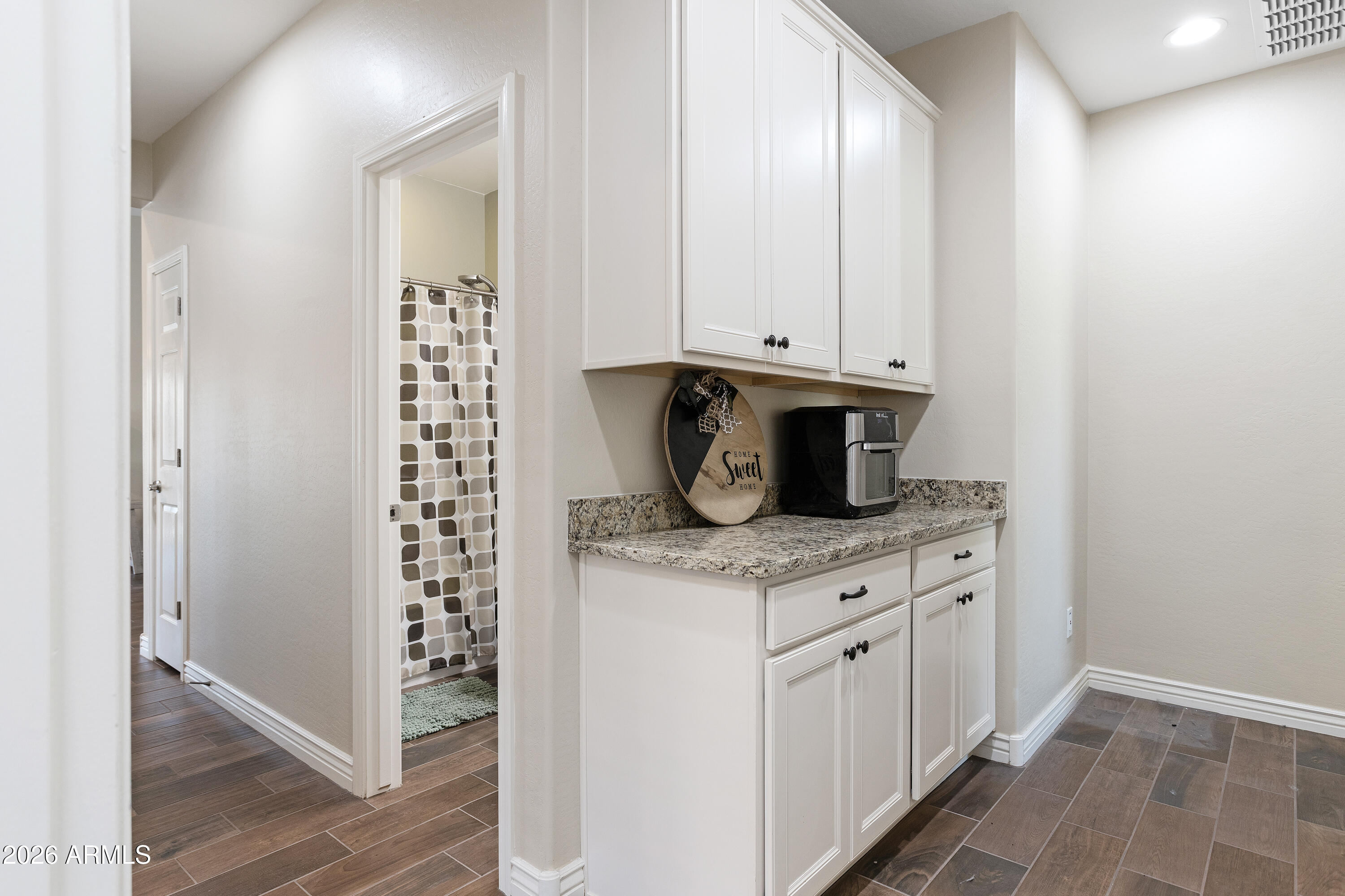 2735 East Hickory Street Gilbert, AZ 85298 - Photo 6 of 21 Butlers Bar