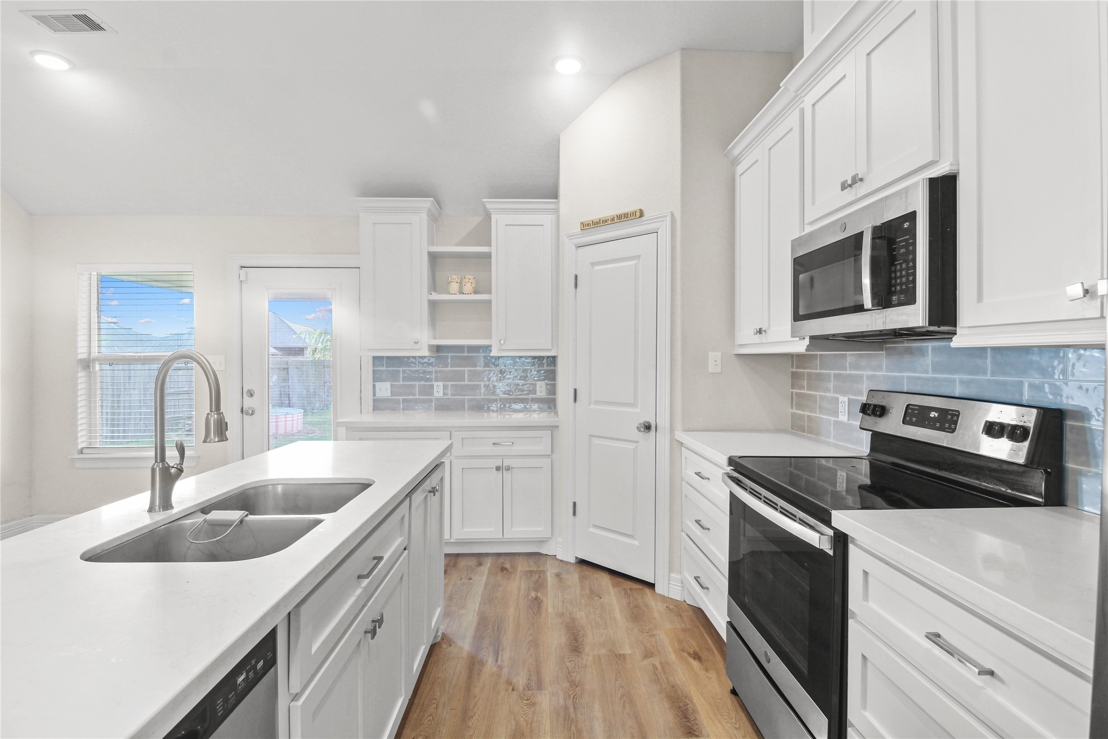 1208 East Henderson Road Angleton, TX 77515 - Photo 9 of 29 Amazing appliances