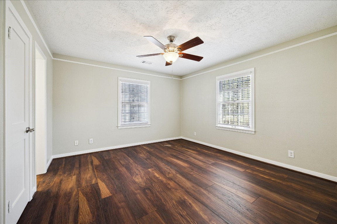 1115 Post Street Houston, TX 77022 - Photo 15 of 23 Primary bedroom with walkin closet.