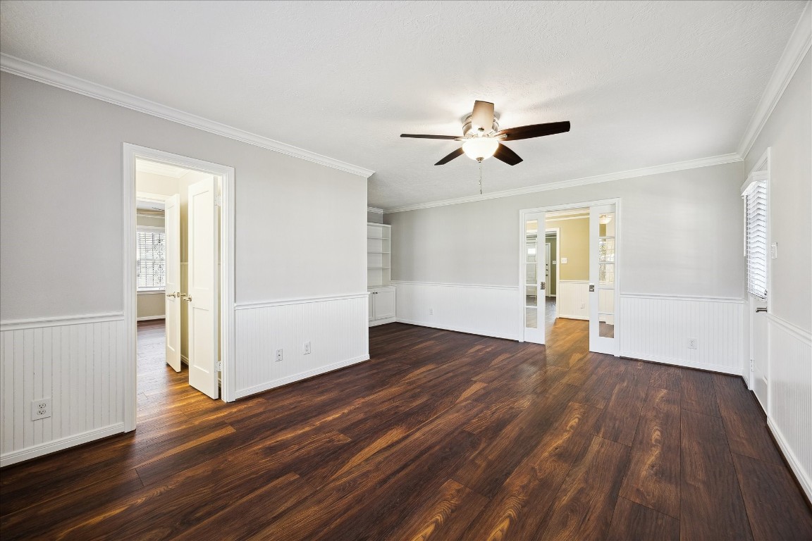 1115 Post Street Houston, TX 77022 - Photo 19 of 23 Full view of gathering room and sliding doors into the kitchen.