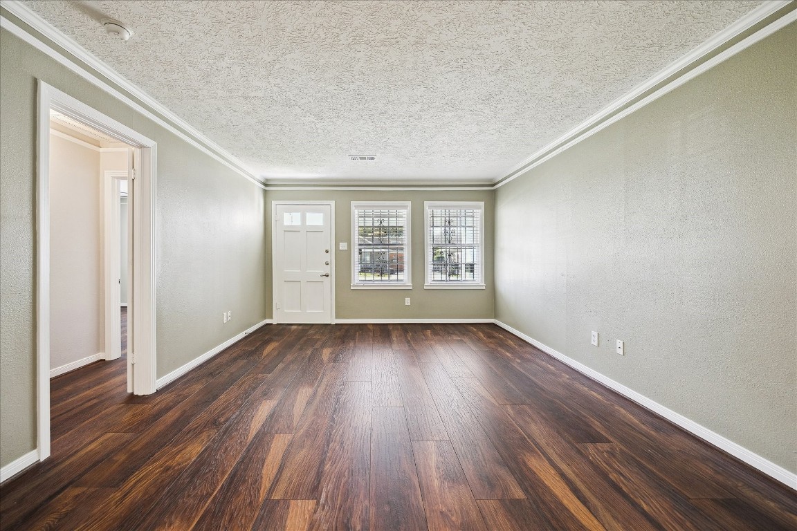 1115 Post Street Houston, TX 77022 - Photo 5 of 23 2nd view of entry room.