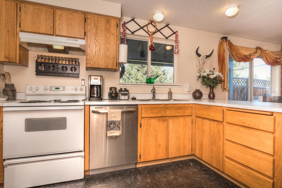 19528 Apache Road Bend, OR 97702 - Photo 13 of 27 Kitchen