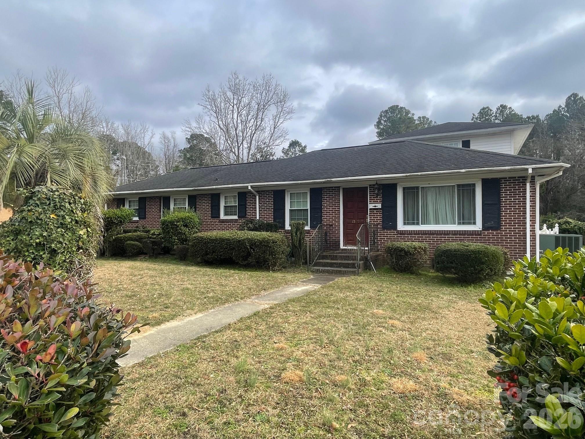 1529 West Market St Extension Cheraw, SC 29520 - Photo 5 of 38 a view of outdoor space yard and front view of a house