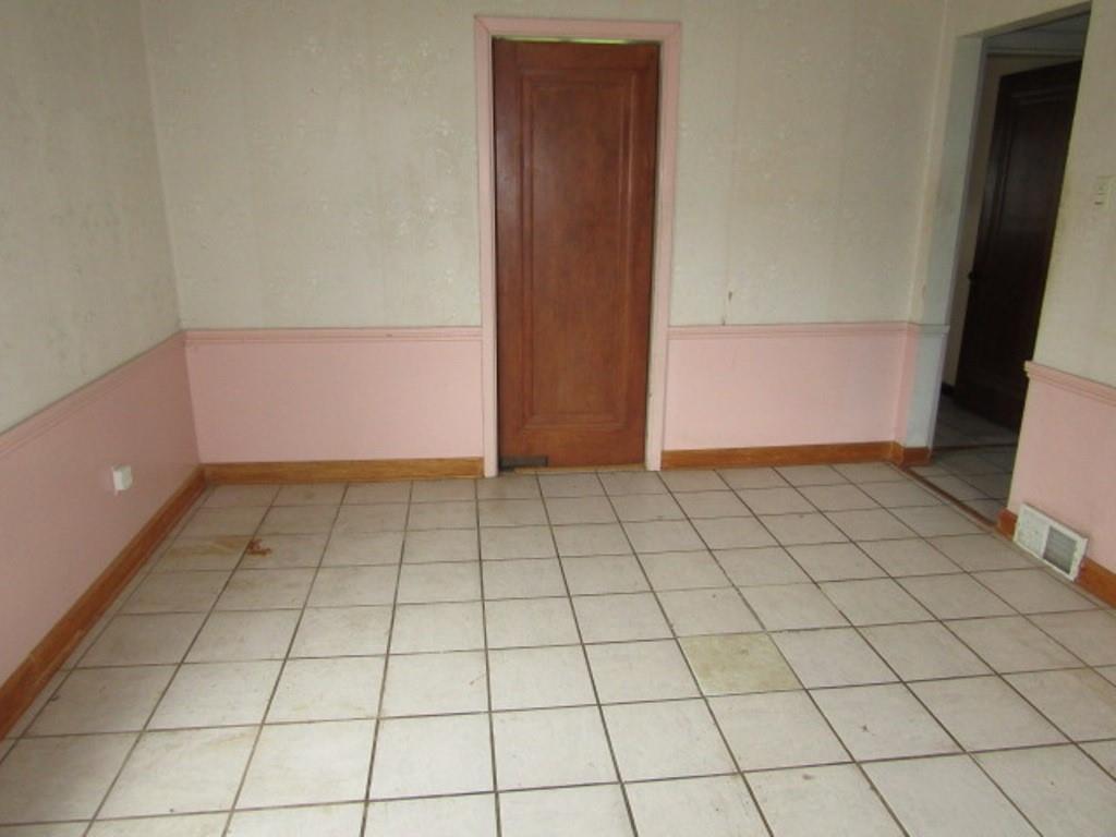 813 Coleman Drive Rochester, PA 15074 - Photo 15 of 33 a view of a room & has white walls