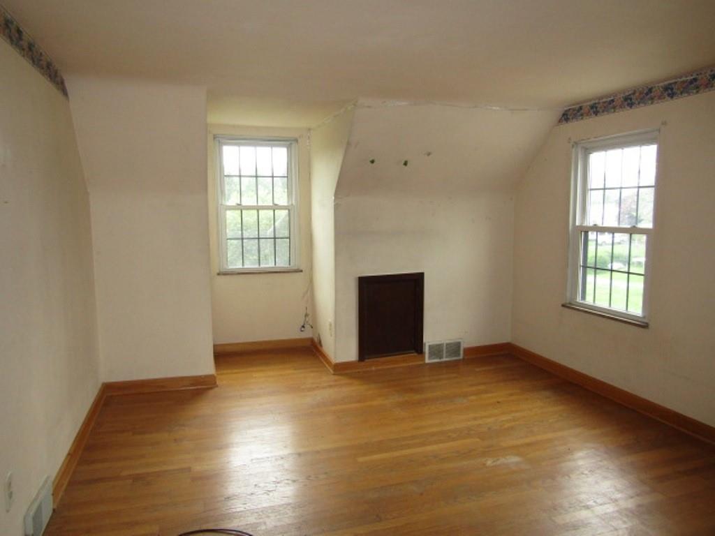 813 Coleman Drive Rochester, PA 15074 - Photo 24 of 33 an empty room with windows