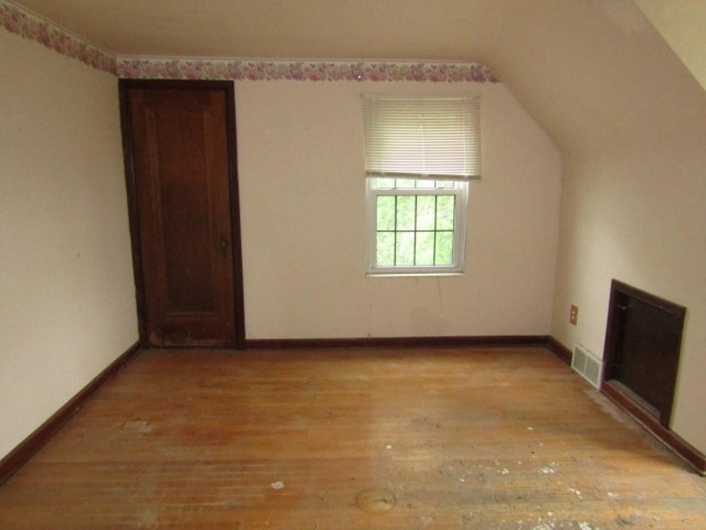 813 Coleman Drive Rochester, PA 15074 - Photo 29 of 33 an empty room with windows