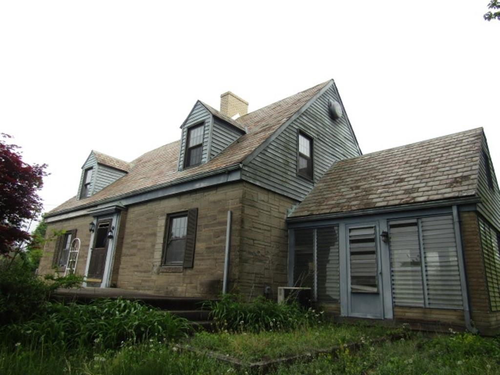 813 Coleman Drive Rochester, PA 15074 - Photo 3 of 33 a front view of a house with plants