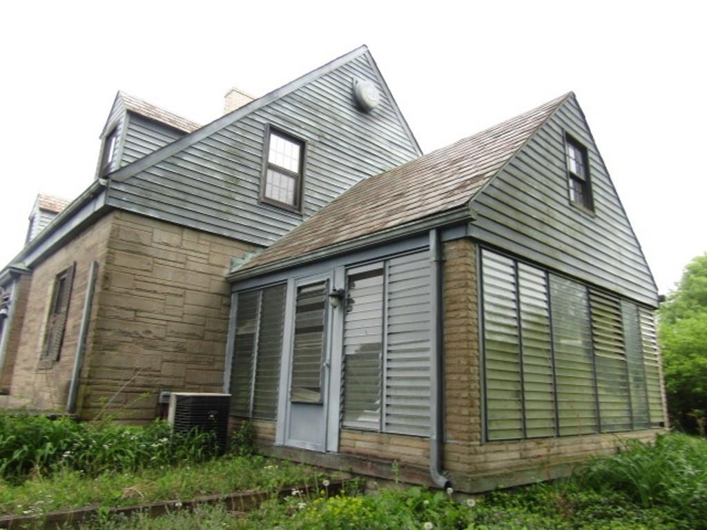 813 Coleman Drive Rochester, PA 15074 - Photo 4 of 33 a front view of a house with plants