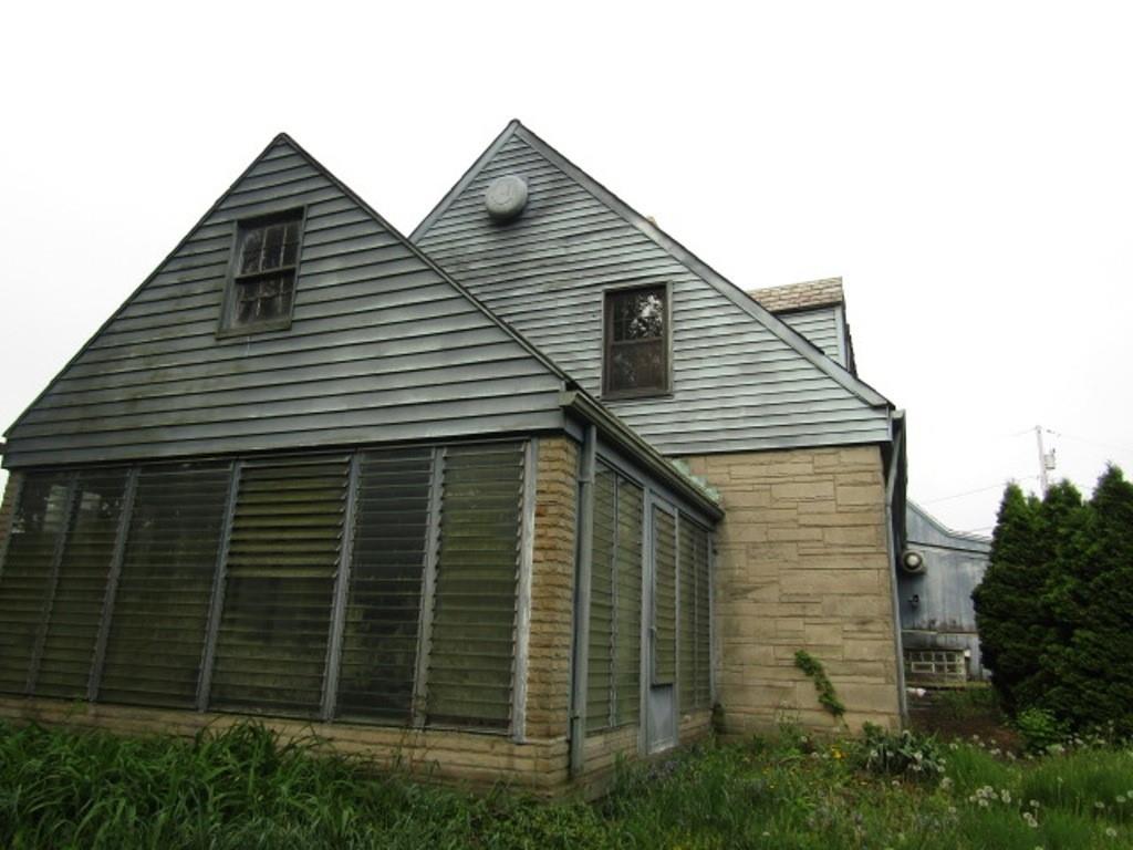 813 Coleman Drive Rochester, PA 15074 - Photo 5 of 33 a front view of a house with plants
