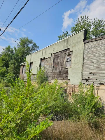 a view of a back yard