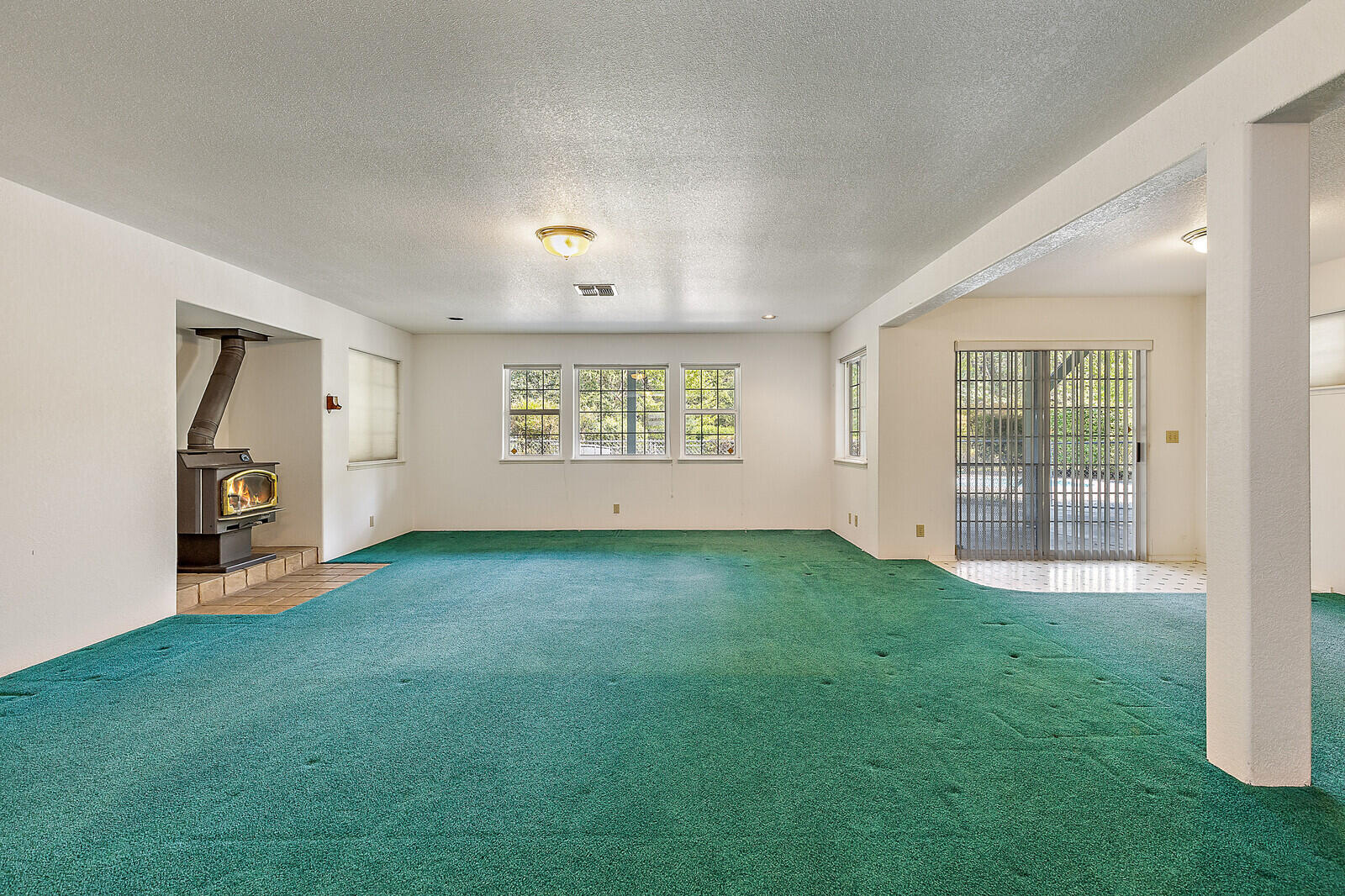 7212 Lower River Road Grants Pass, OR 97526 - Photo 26 of 31 an empty room with windows and closet