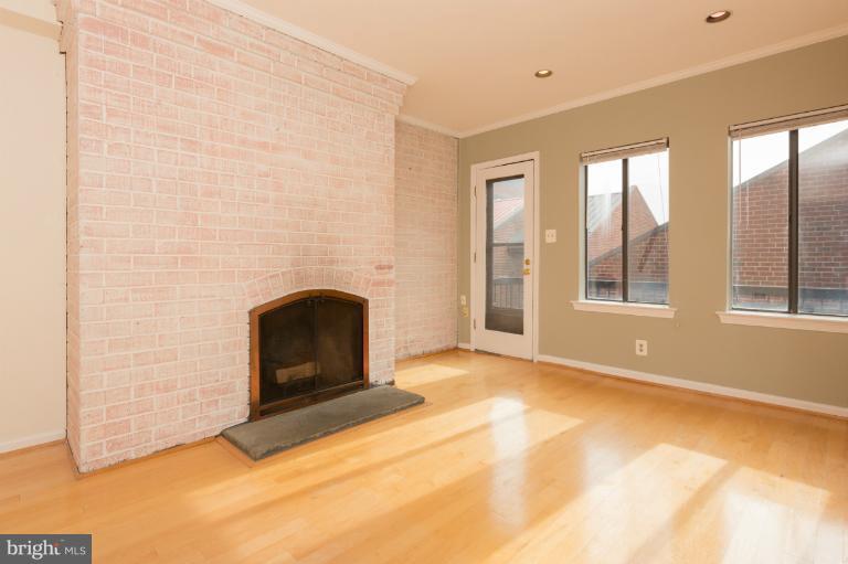 1059 Paper Mill Court, Unit 1059 Washington, DC 20007 - Photo 5 of 18 Living Room