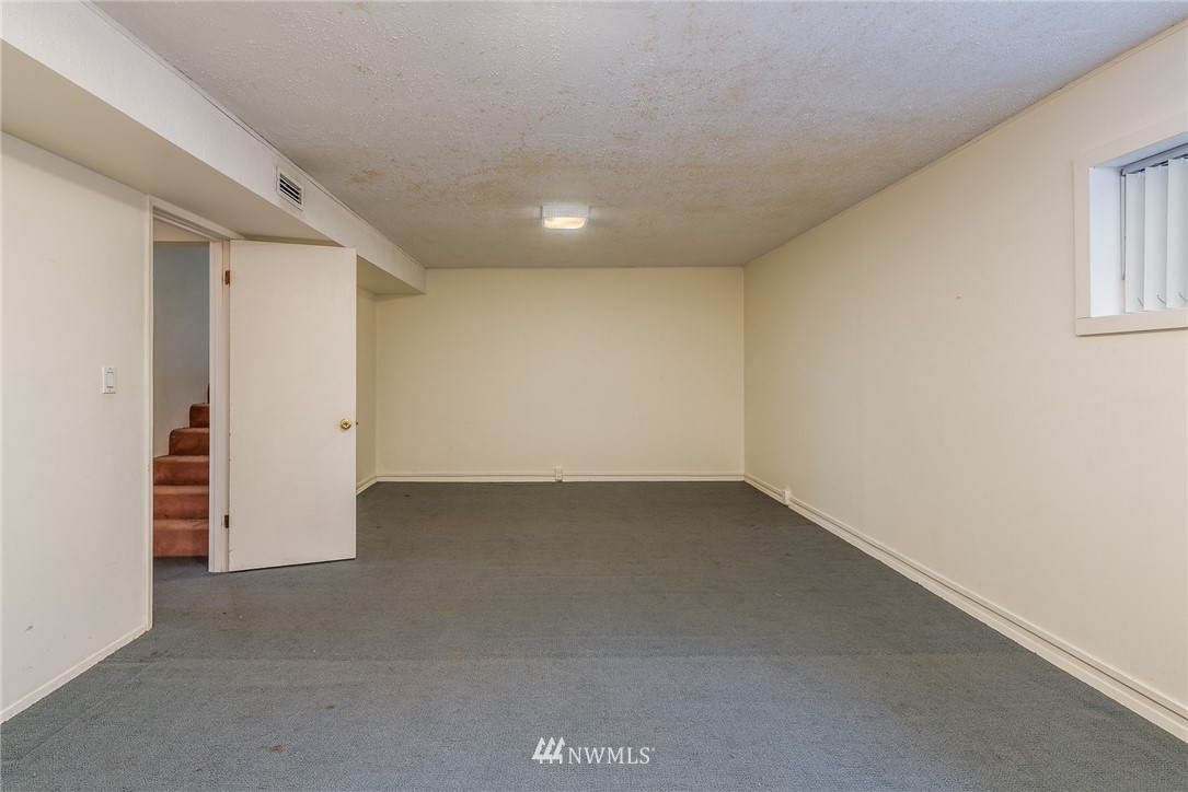 2254 Cedar Point Avenue Point Roberts, WA 98281 - Photo 26 of 39 an empty room with a empty space