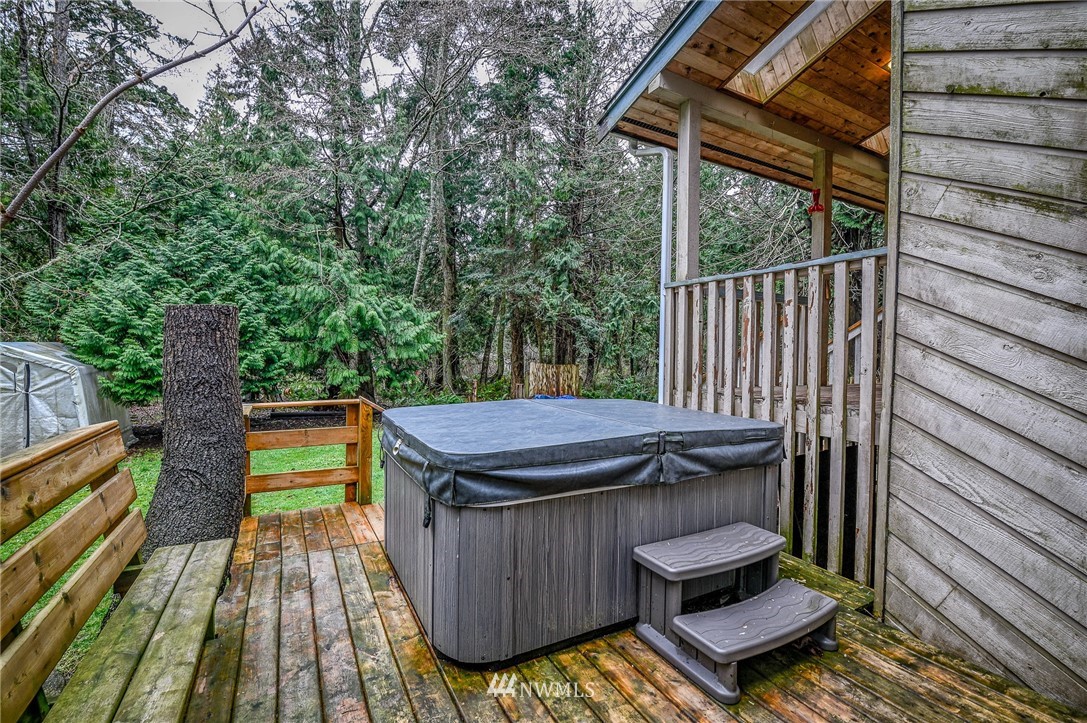 2254 Cedar Point Avenue Point Roberts, WA 98281 - Photo 32 of 39 a view of sitting area in balcony