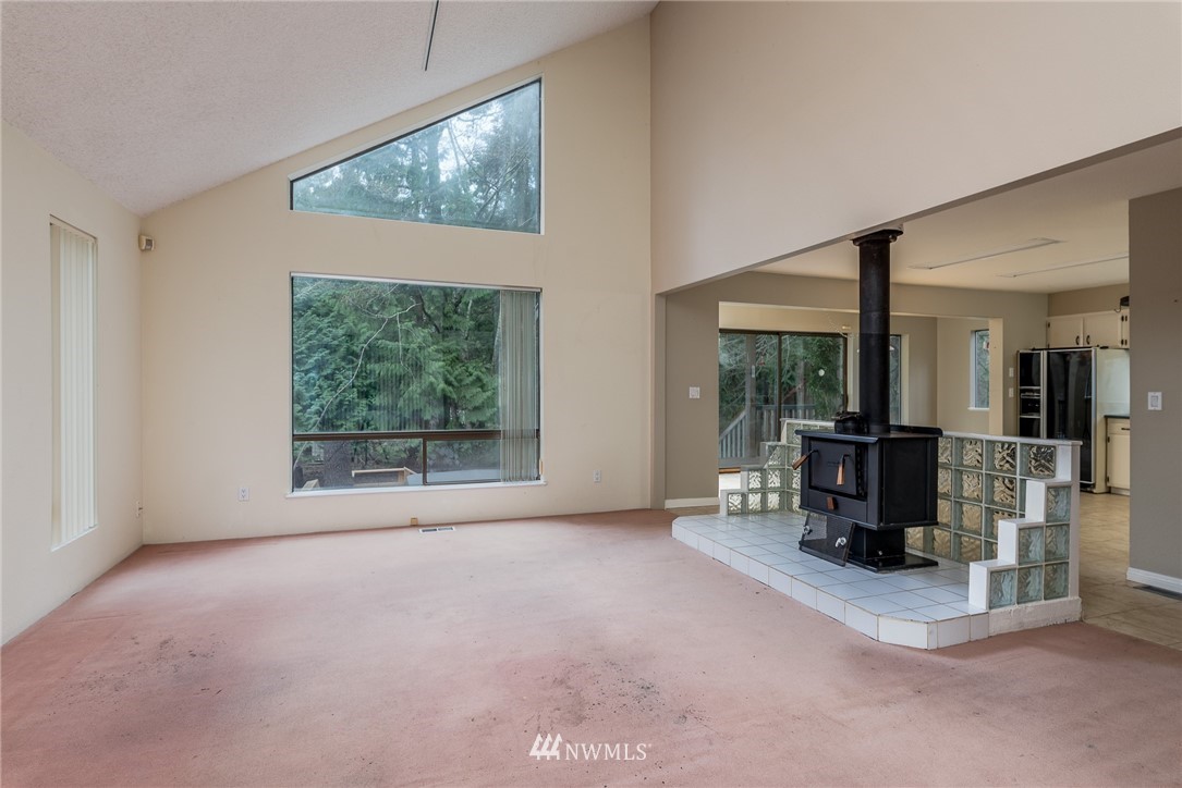 2254 Cedar Point Avenue Point Roberts, WA 98281 - Photo 9 of 39 en empty room with large windows
