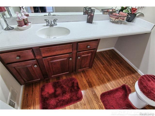 1353 Welland Drive Rochester, MI 48306 - Photo 17 of 35 31267417-16.JPG