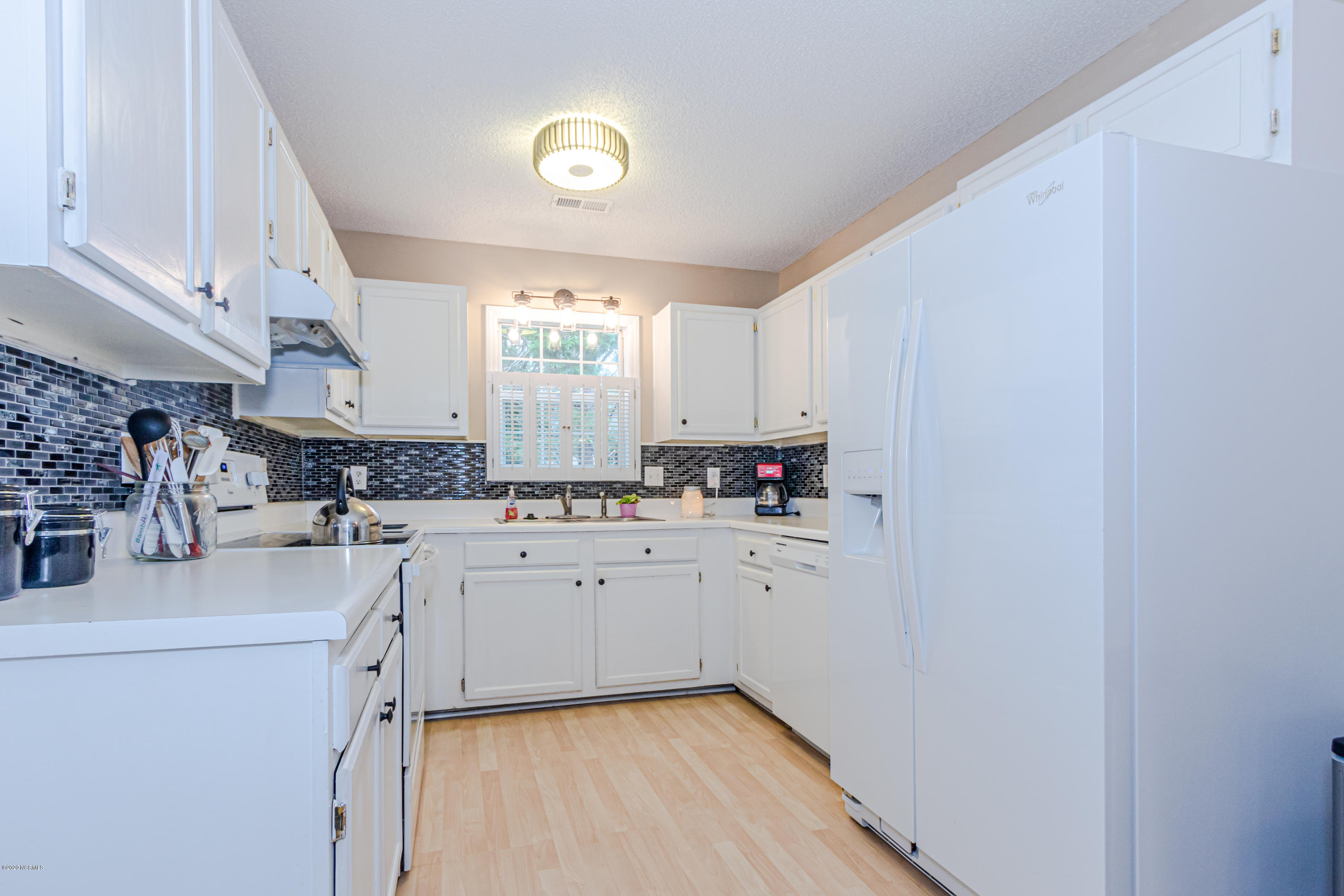 202 Inman Court Hubert, NC 28539 - Photo 8 of 31 Kitchen
