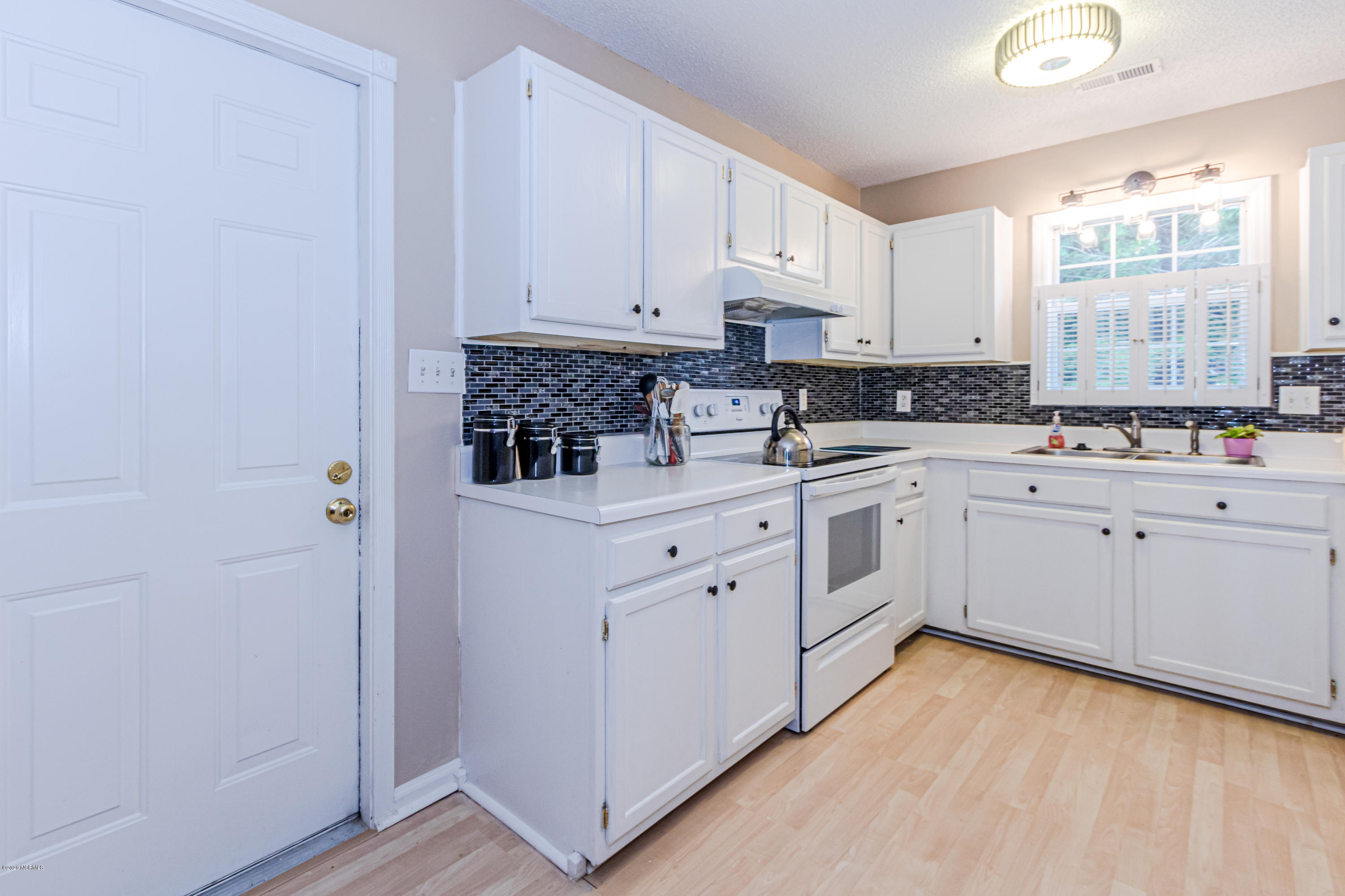 202 Inman Court Hubert, NC 28539 - Photo 9 of 31 Kitchen