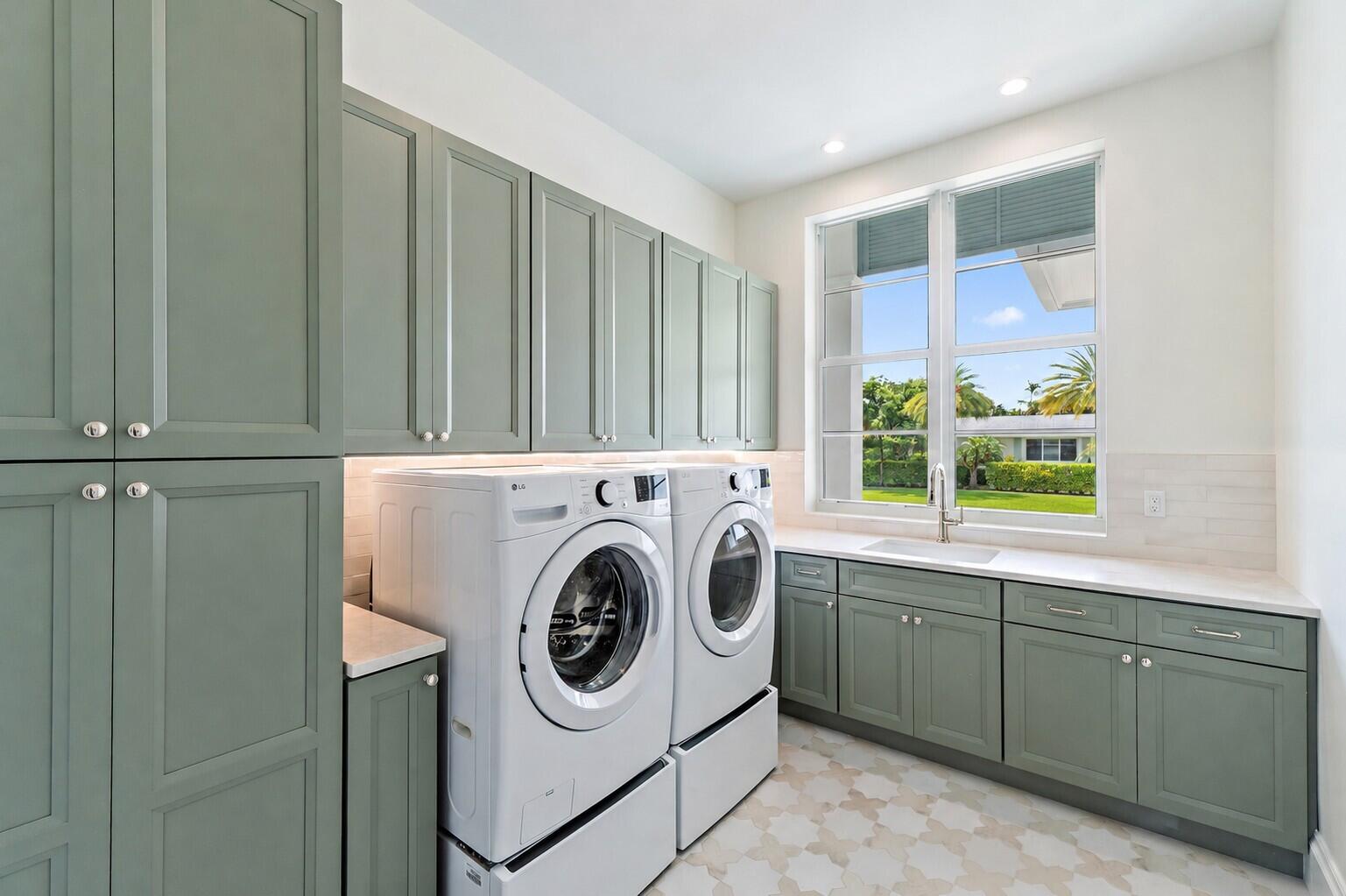 131 Dory Road South North Palm Beach, FL 33408 - Photo 42 of 80 Laundry
