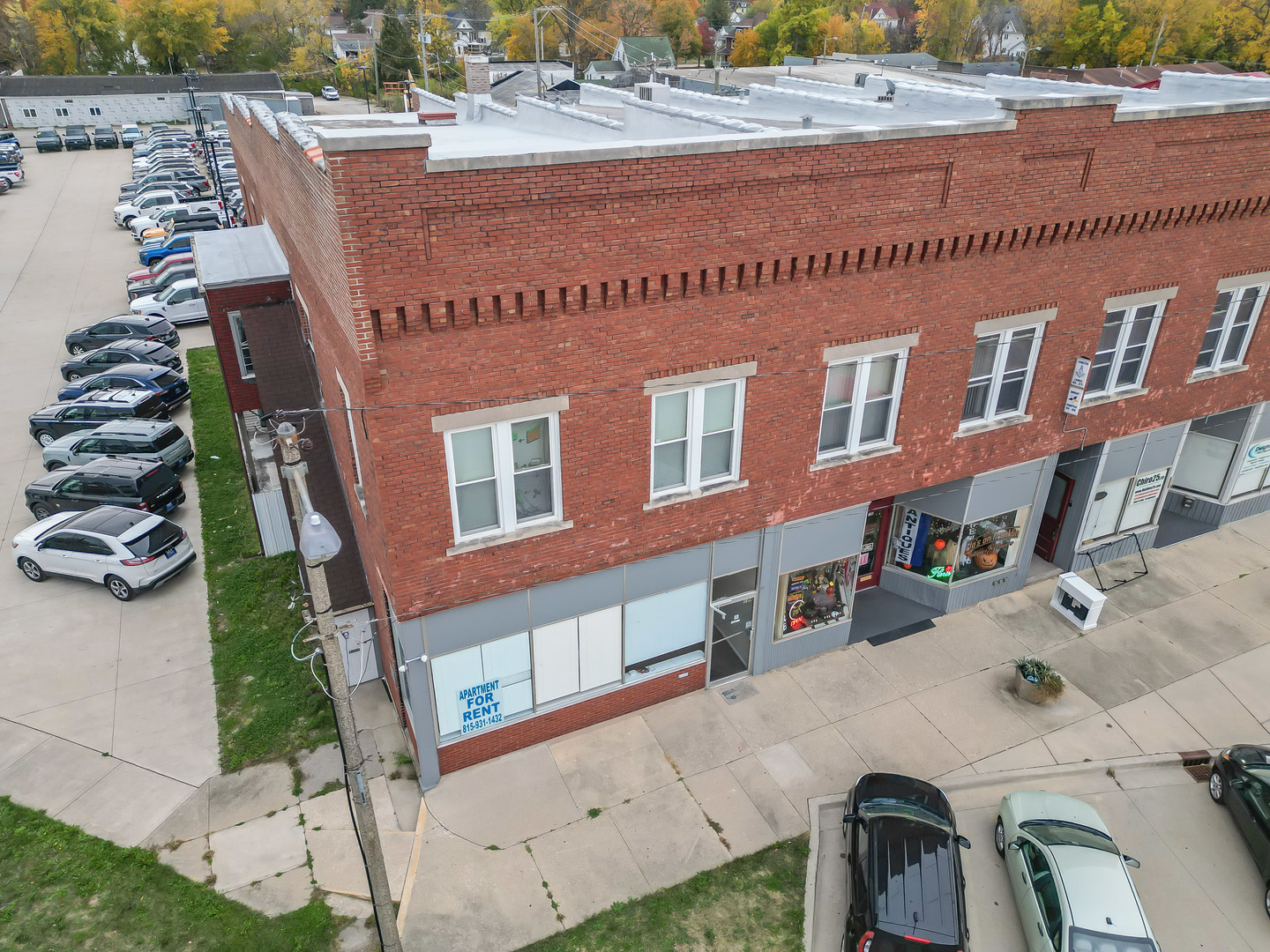 104 South Franklin Street Dwight, IL 60420 - Photo 7 of 20 a front view of a house with garden and parking