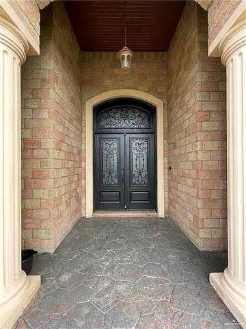 a view of entryway with a front door