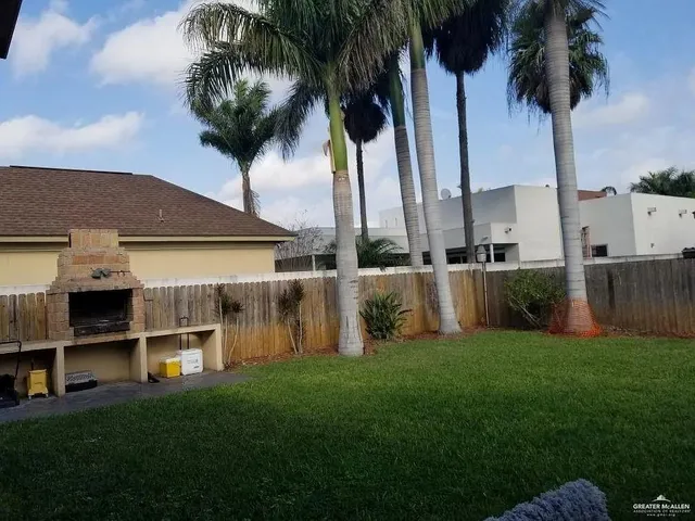 a view of an house with backyard and a yard